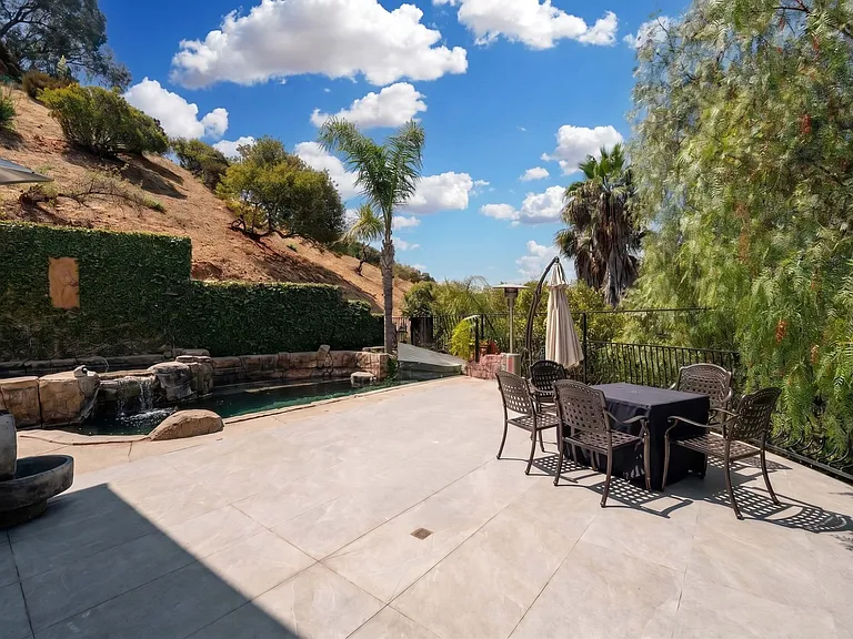 2450 Coldwater Canyon Dr — Photo 23