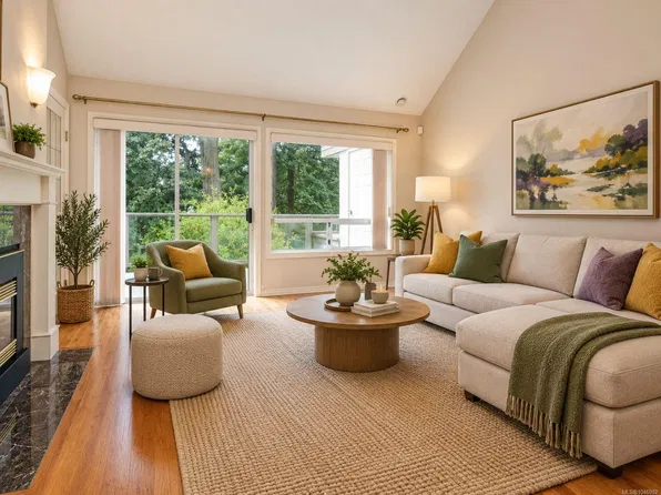 928 Bearwood Ln #1, Saanich, BC V8Y 3G8