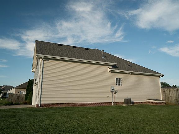 4th image of 806 Brownstone Way