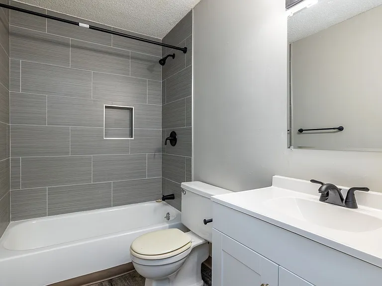 Emerald Hills Apartments — Photo 24