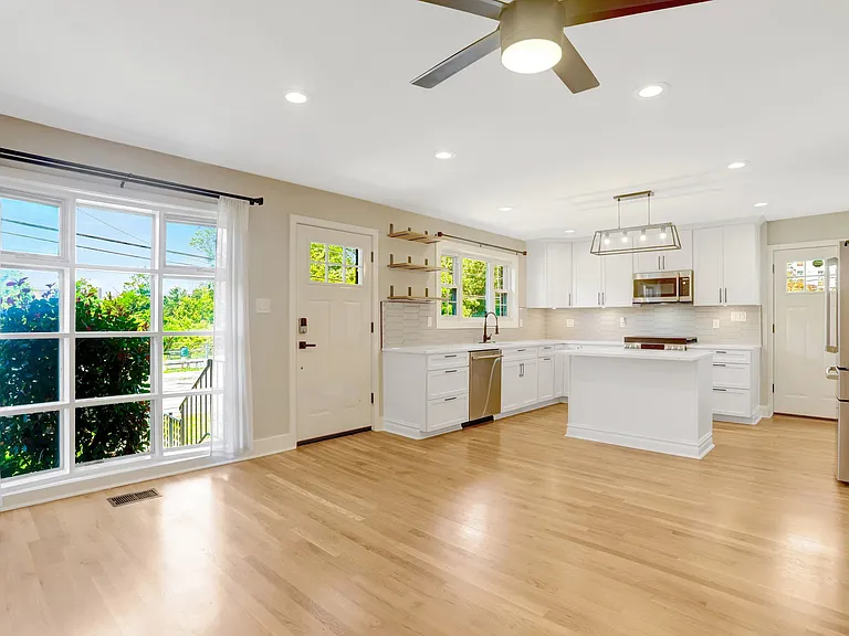 4519 Holmes Run Pkwy — Photo 3