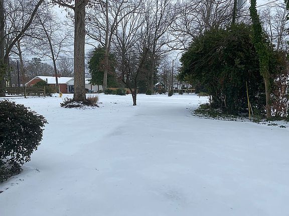 3rd image of 100 Dogwood Ln