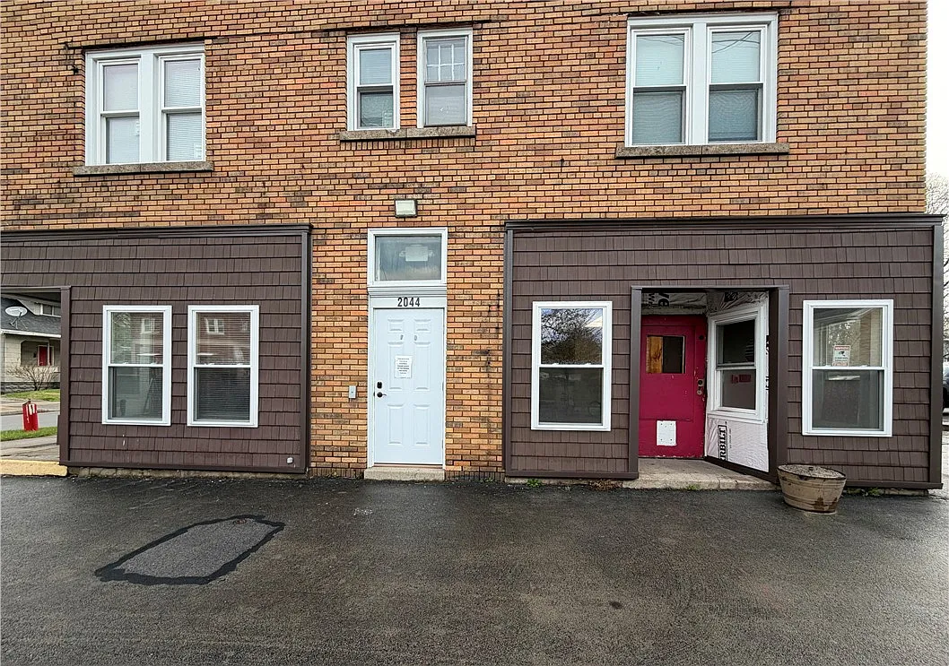 2042 Dewey Ave — Photo 1