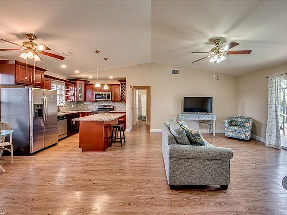 4th image of 304 NW 3rd Pl