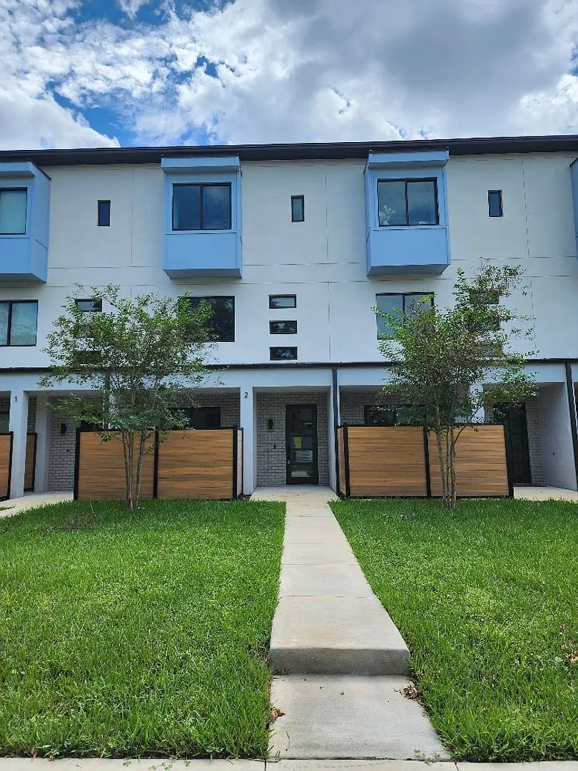 Beautiful 3-Bedroom, 3.5-Bathroom Townhome In Tampa (**Move-In Special/$500 Off 2nd Month**) — Photo 2
