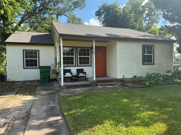 725 Kyle St, Angleton, TX 77515
