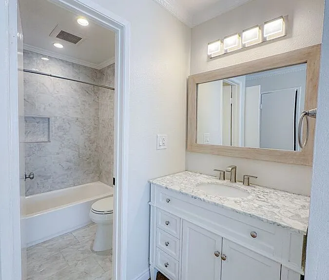 620 W Hyde Park Blvd #313 — Photo 6