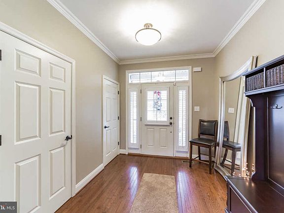 4th image of 233 Deepdale Dr