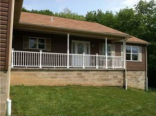 121 Martini Ln, Evans City, PA