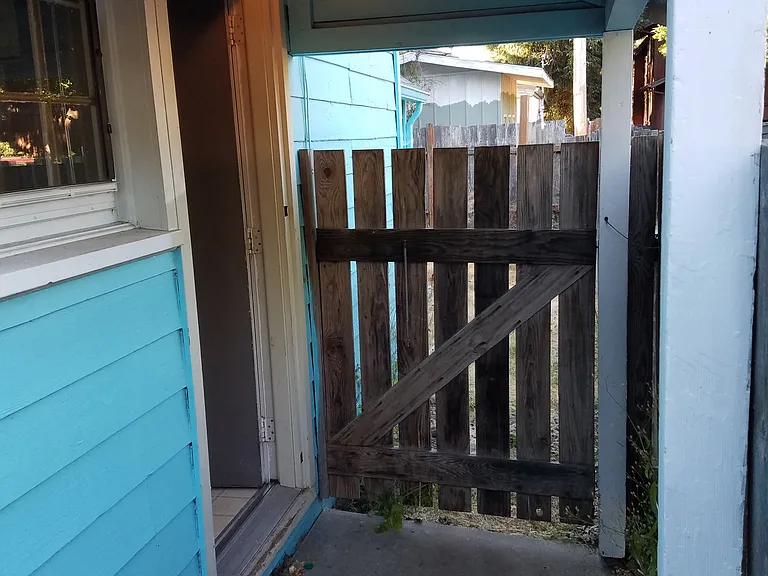 239 SE Lilly Ave — Photo 3