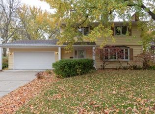 1008 Carlton Dr, Shoreview, MN 55126