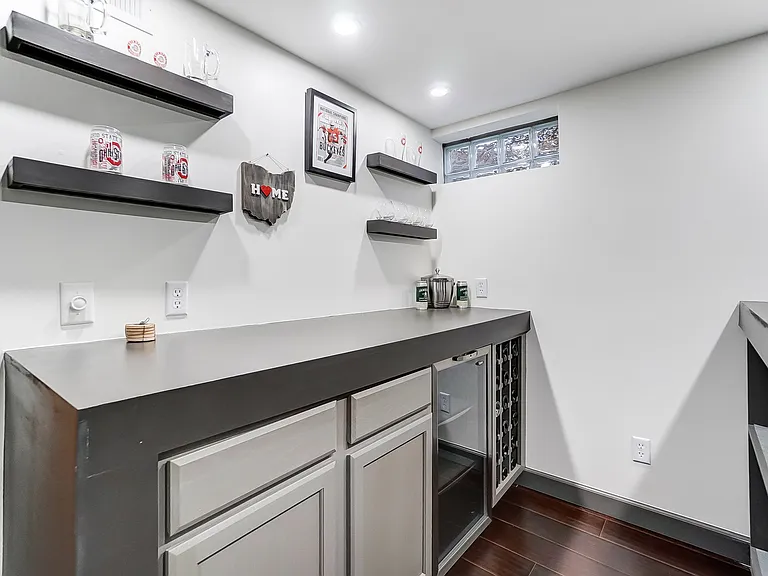 725 Latham Ct — Photo 10