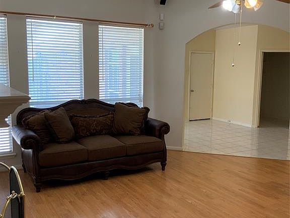 3rd image of 1048 Hampshire Ln