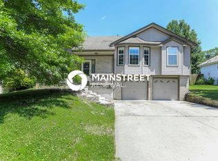 907 SW Cross Creek Dr, Grain Valley, MO 64029