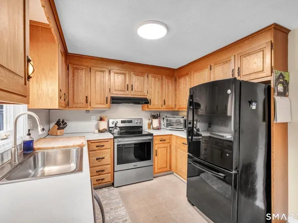 8 Countryside Ln #5, Middletown, CT 06457