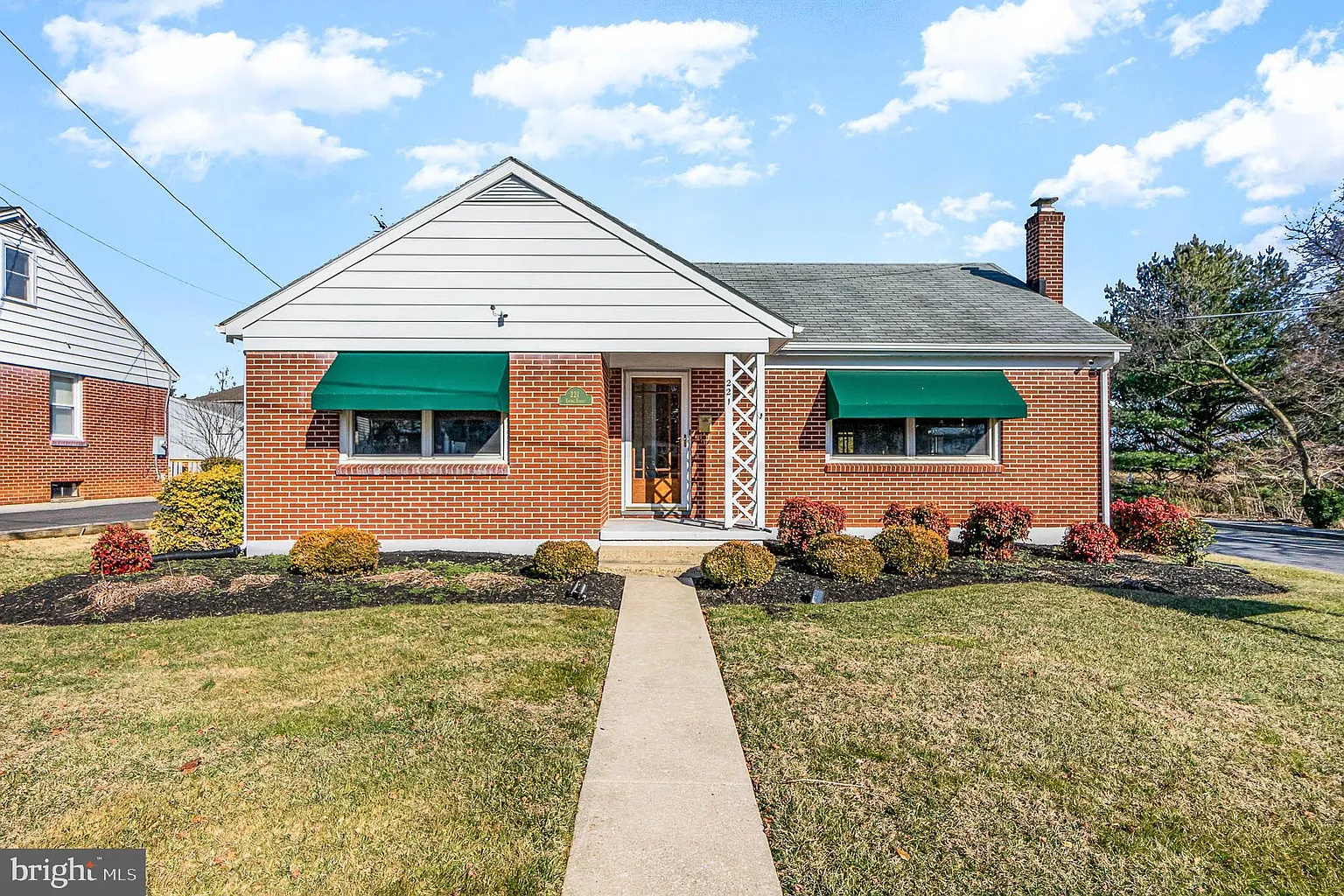 221 Ewing St photo 1