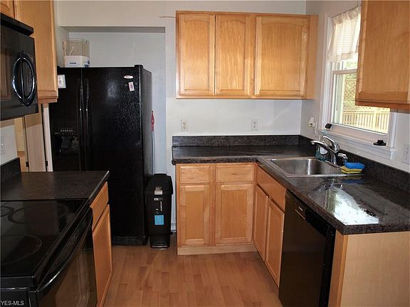 5th image of 32805 Parkway Dr