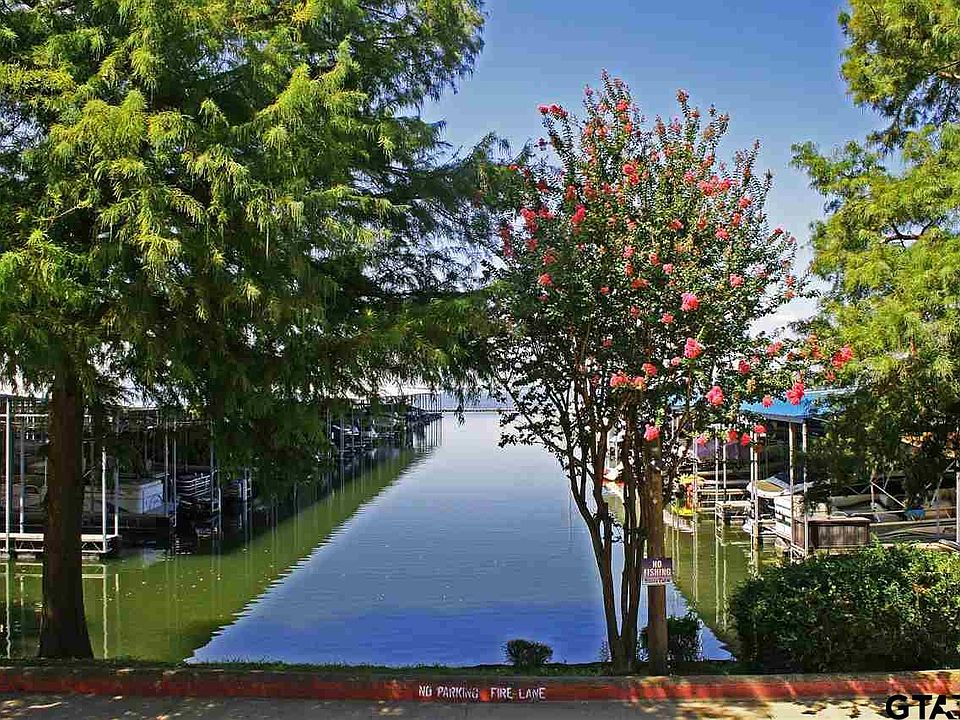 1st image of 452A Yacht Club Dr
