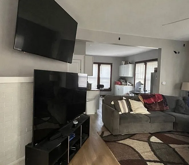 223 E 8th St — Photo 11