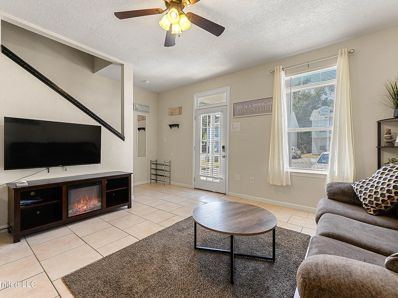 3 bed, 3.0 bath, 1158 sqft, $1,950 — Photo 3