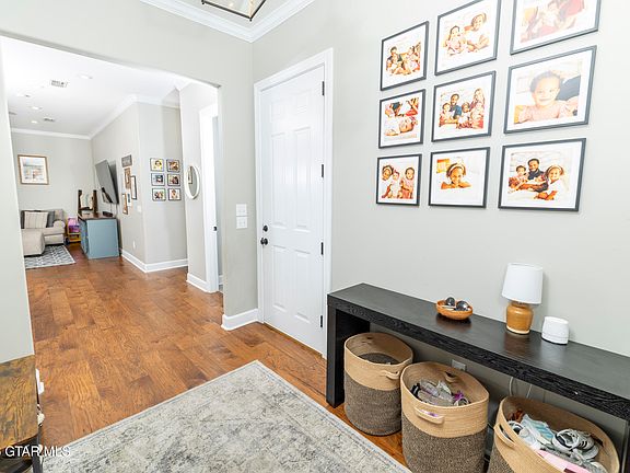 4th image of 107 Edwin Ave