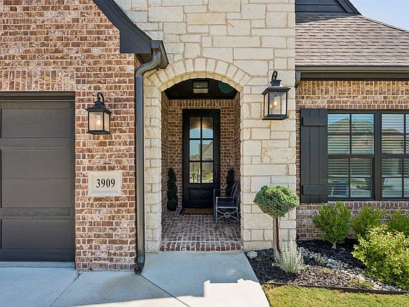 3rd image of 3909 S Dogwood Pl
