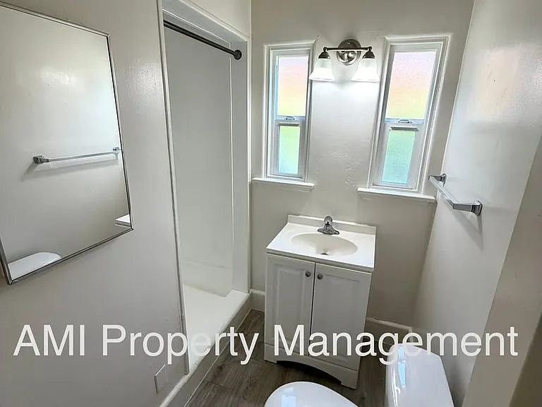 Studio Cottage in a Great Area! Move In Special $1000 Off 1st Month's Rent! — Photo 7