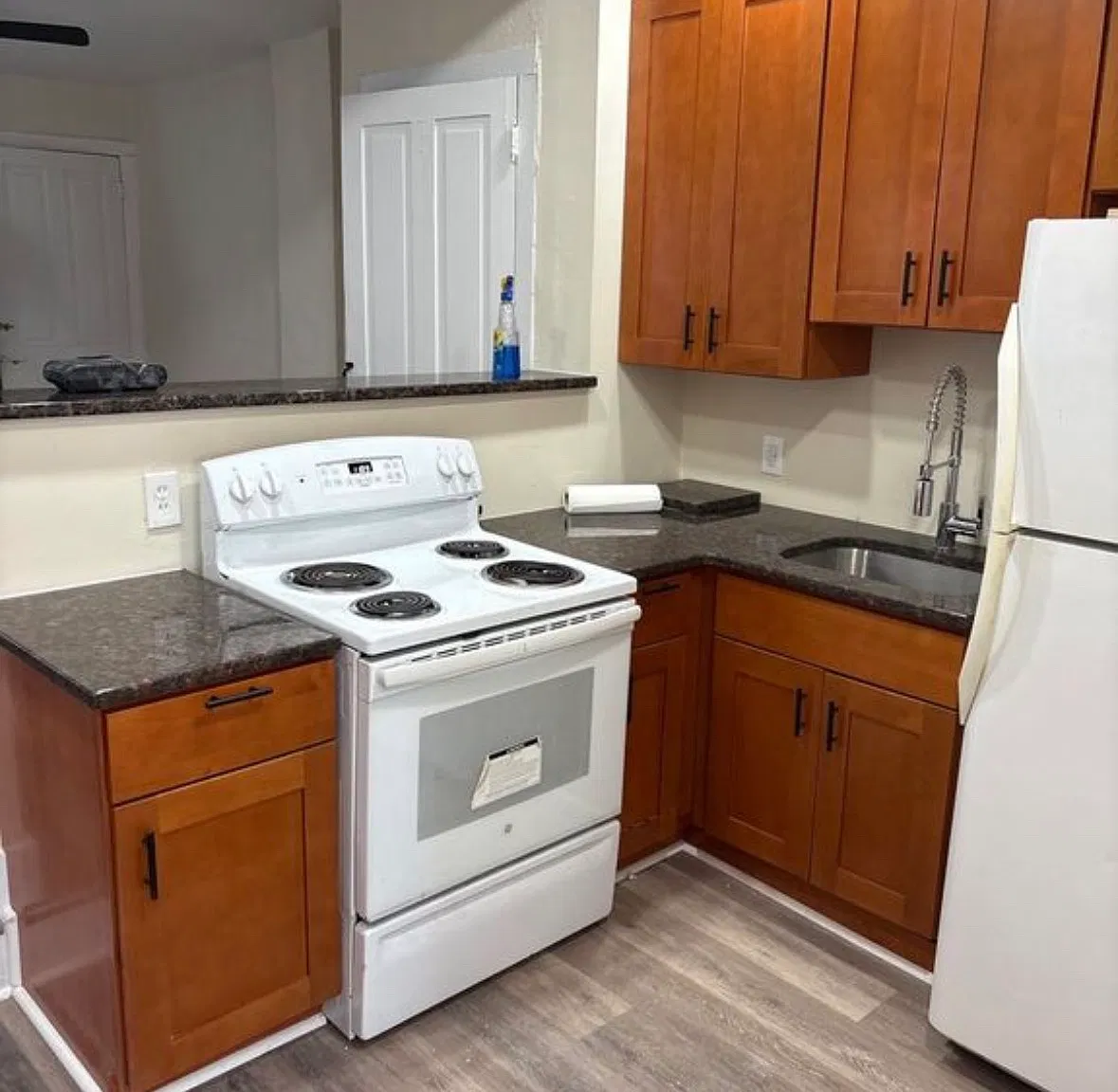 3 bed, 936 sqft, $2,100 — Photo 2