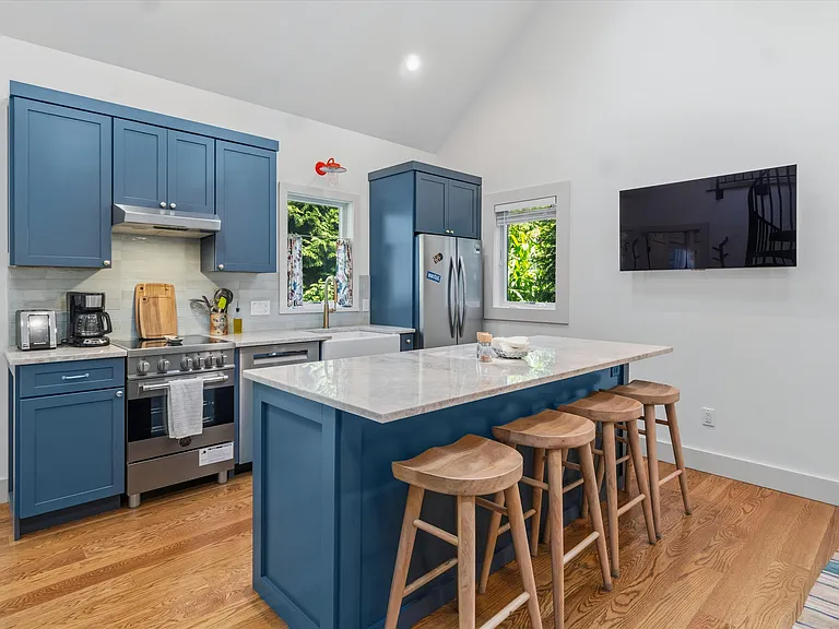 103 Hastings Ave — Photo 9