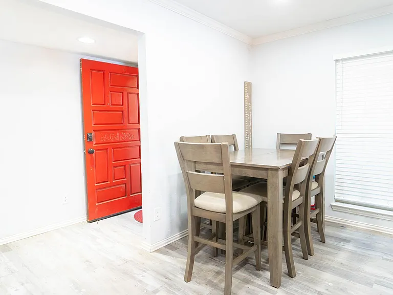 8512 Londonderry Ln — Photo 2