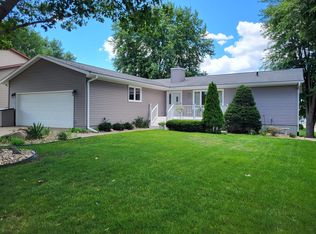 733 Maucker Rd, Cedar Falls, IA 50613