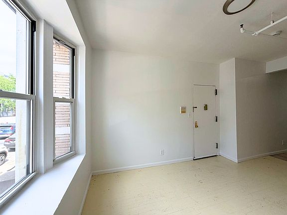 4th image of 524 Lafayette Ave #2
