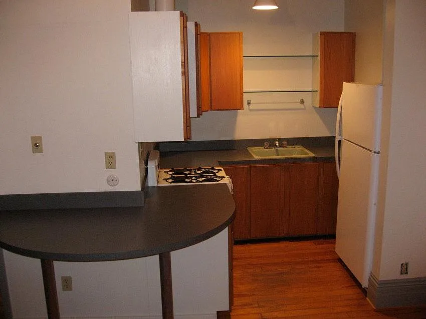1 bed, 825 sqft, $1,900 — Photo 3
