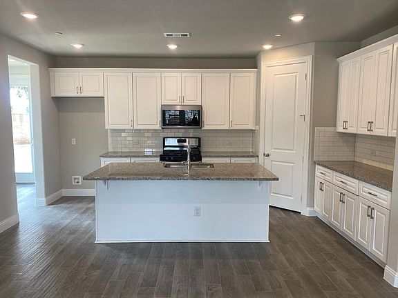 4th image of 806 Ponds Edge Ln
