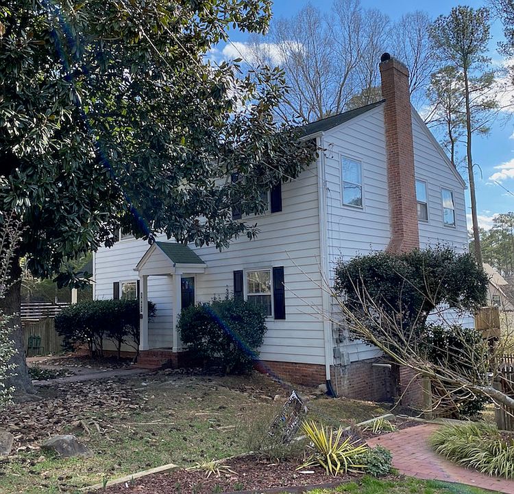 1927 Ward St. is a 4-square duplex in Lakewood Tuscaloosa neighborhood. Unit B is on the right side.
