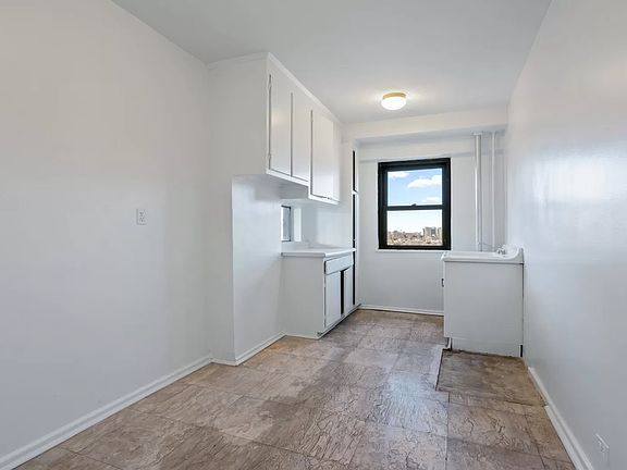 5th image of 387 Grand St APT K1707