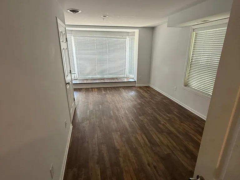 402 Broadway — Photo 12