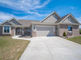 1424 Red Oak Dr, Hartford, WI 53027