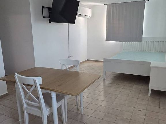 3rd image of 982 Calle Gutemberg Urb Jardines