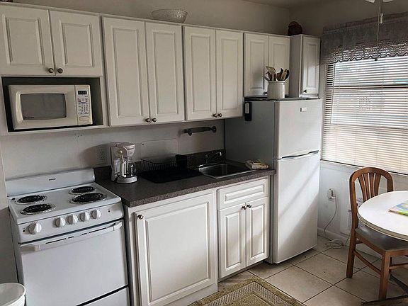 2nd image of 501 W Venice Ave