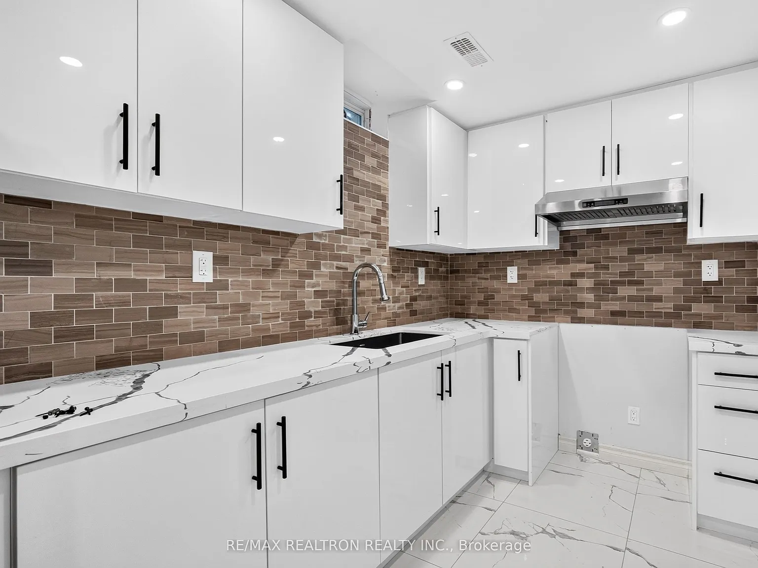 32 Whitlock Cres — Photo 1