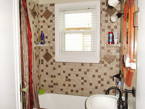 2nd image of 922 7th St NE