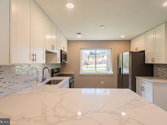 3rd image of 402 Warburton Oaks Dr