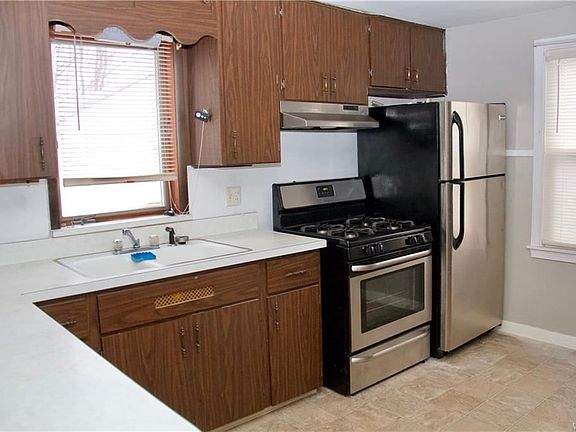 3rd image of 40 Park Edge Dr