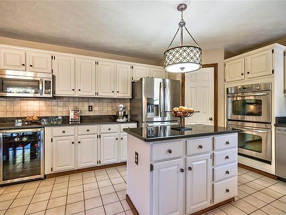 5th image of 203 Meadowbrook Dr