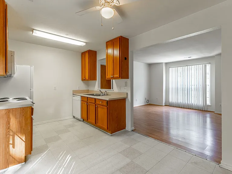 Eastwood Court Apartments — Photo 16