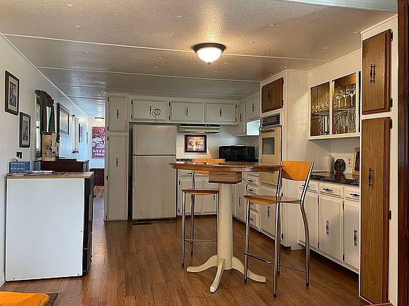3rd image of 3844 Edam St