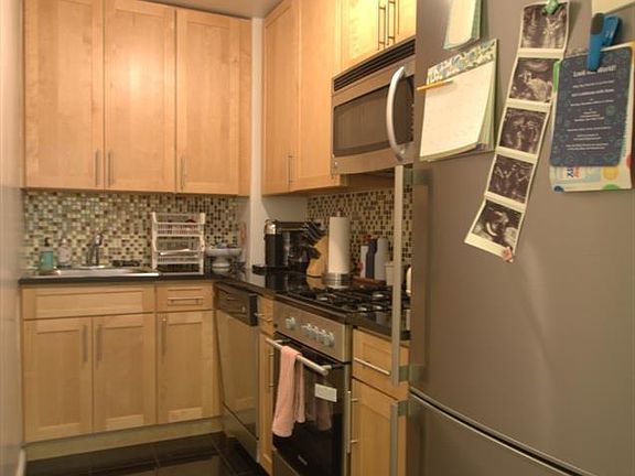 4th image of 360 W 22nd St APT 10G