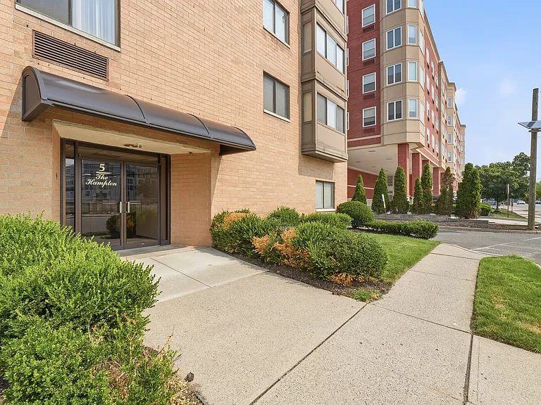 5 Linden St #6I — Photo 2
