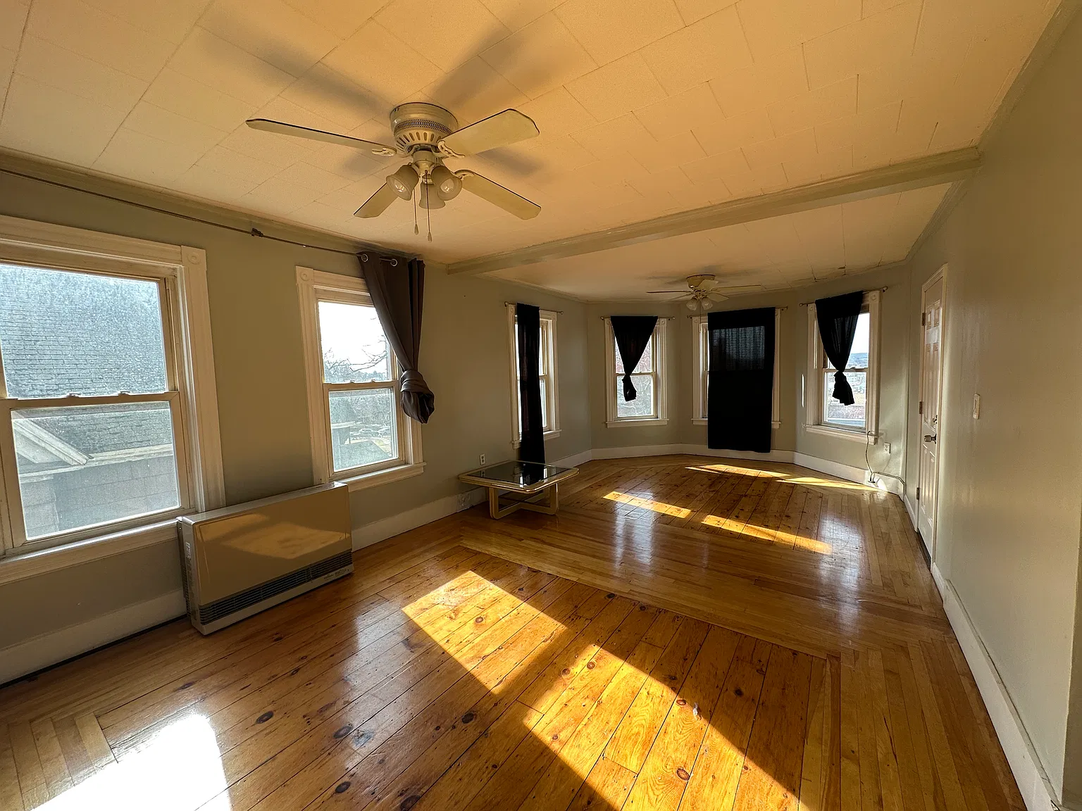 3 bed, $1,800 — Photo 2